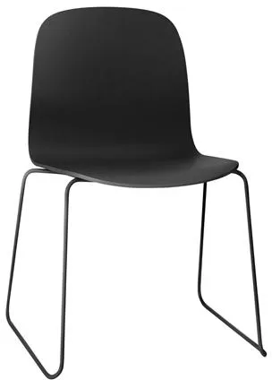 Muuto Visu -ruokapöydän tuoli kelkkajalustalla, musta